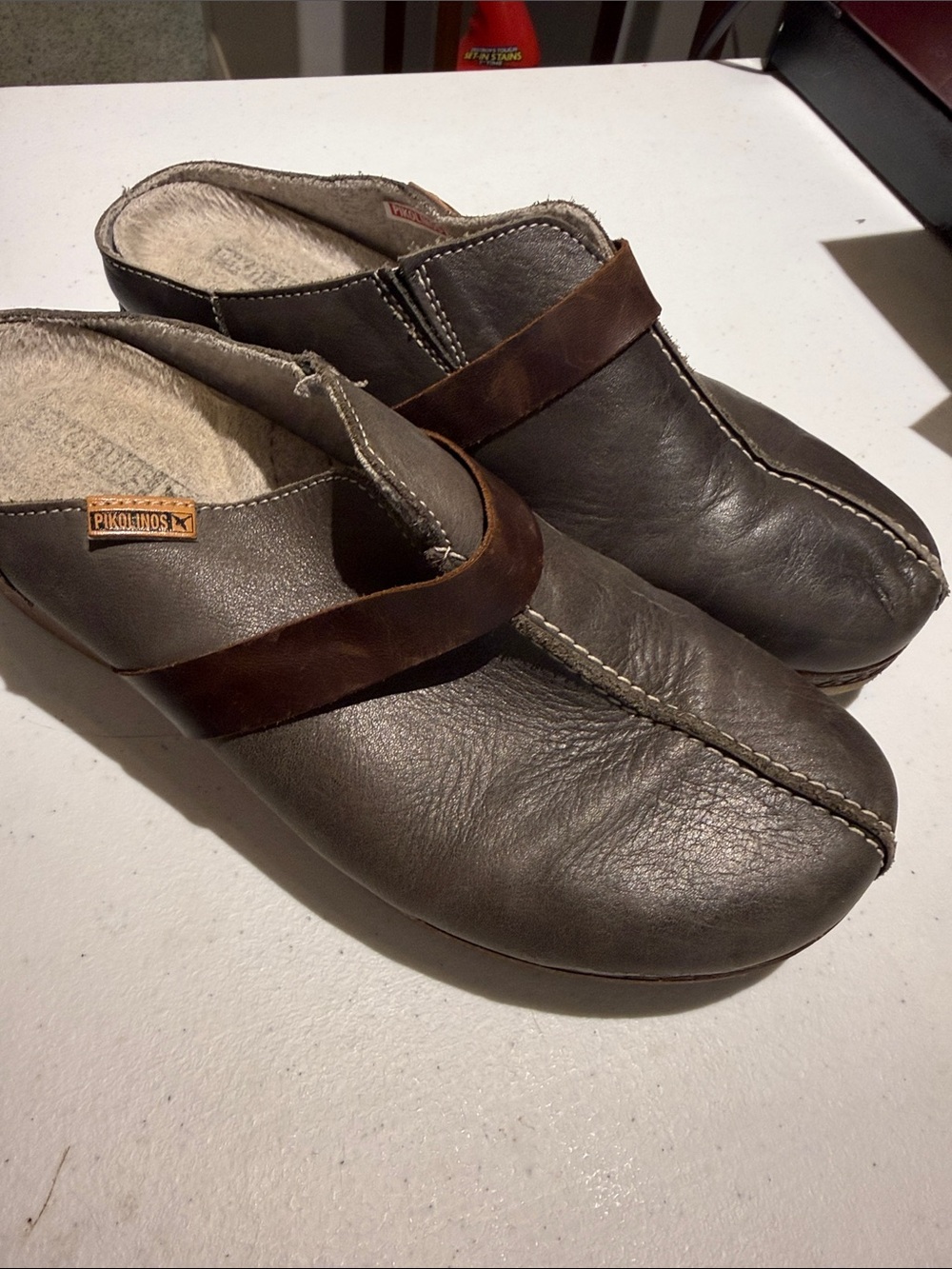 Pikolinos Granada leather clog in Slate.